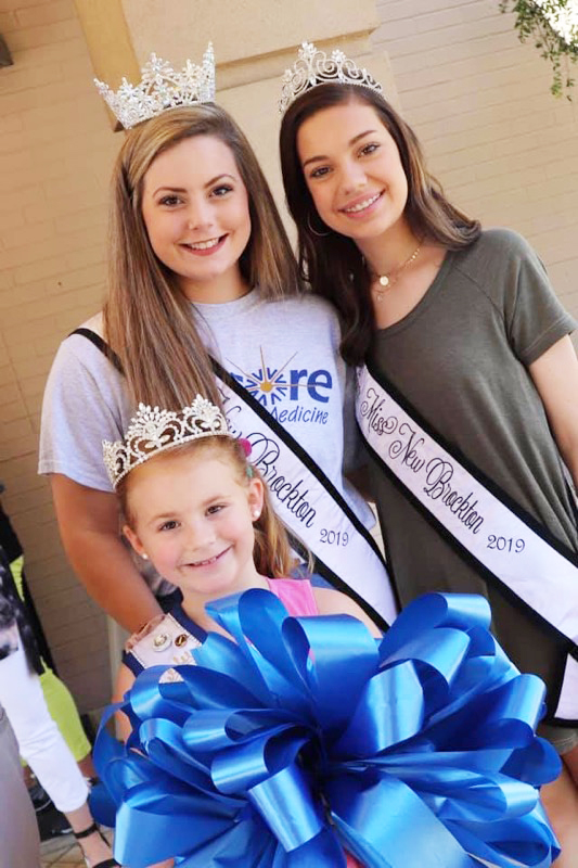 Local Pagent Queens were on hand to assist with the ribbon cutting at Encore Rehabilitation-Enterprise. #EncoreRehab